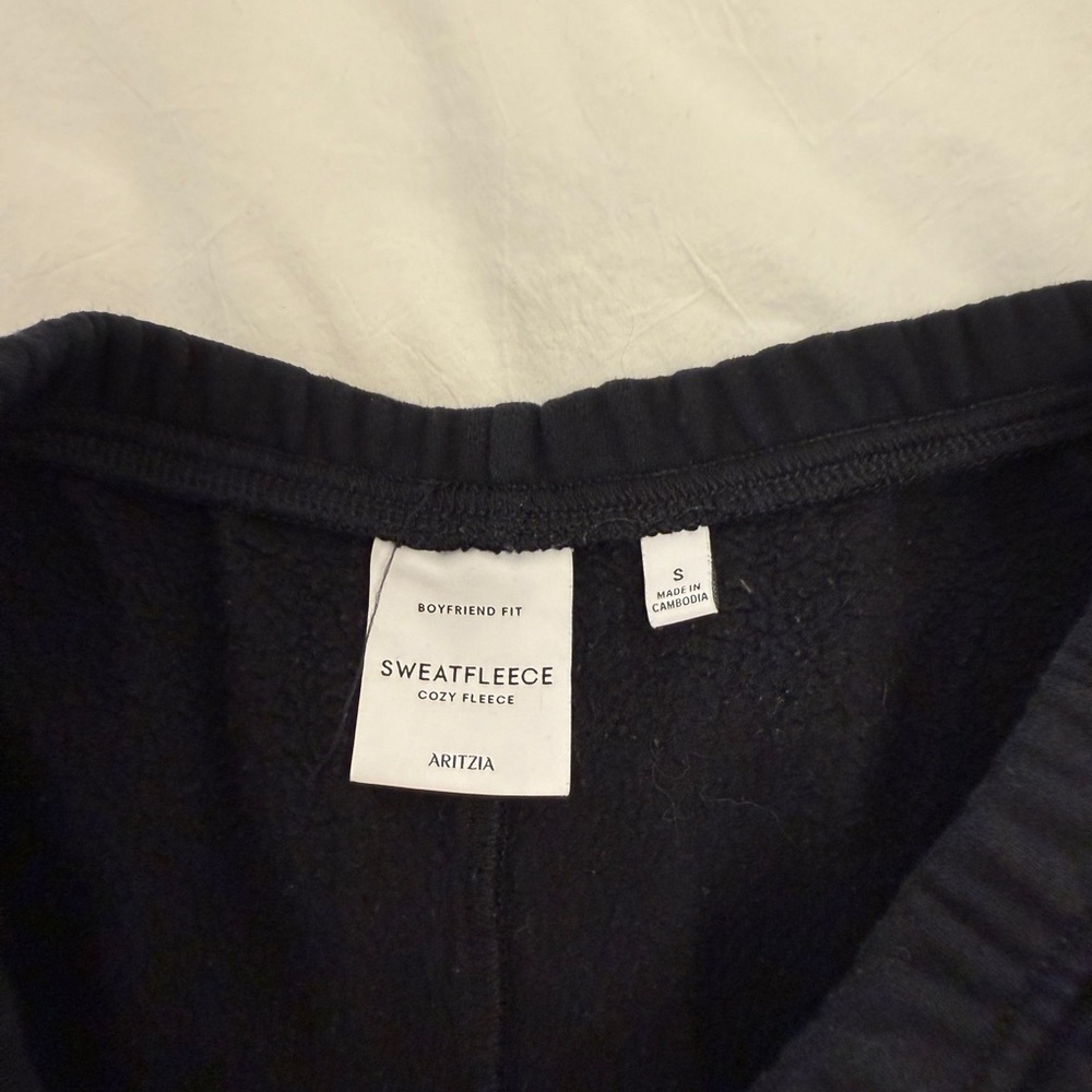 Aritzia Women's cozy sweatfleece boyfriend lo rise mini shorts - Picture 2 of 2
